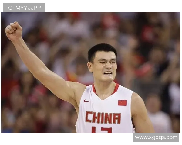 姚明在国际赛场上挑战外籍球员展现中国篮球的实力与自信