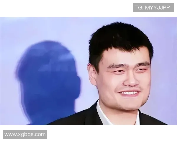 姚明荣获篮球生涯重要奖杯见证辉煌成就与不懈努力的完美结合