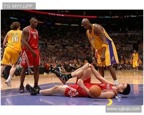 小姚明在聚光灯下的羞涩瞬间展现了他的可爱与真实一面